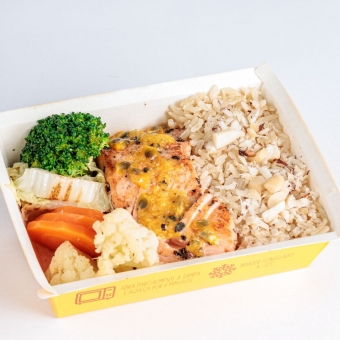 SUPINO | SALMÃO GRELHADO AO MOLHO DE MARACUJÁ / ARROZ INTEGRAL COM CASTANHA DO PARÁ / MIX DE VERDURA SALTEADA NA MANTEIGA